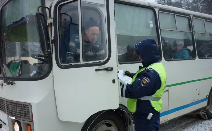 Сотрудники ГИБДД МО «Рославльский» проводят рейды по проверке пассажирских автобусов